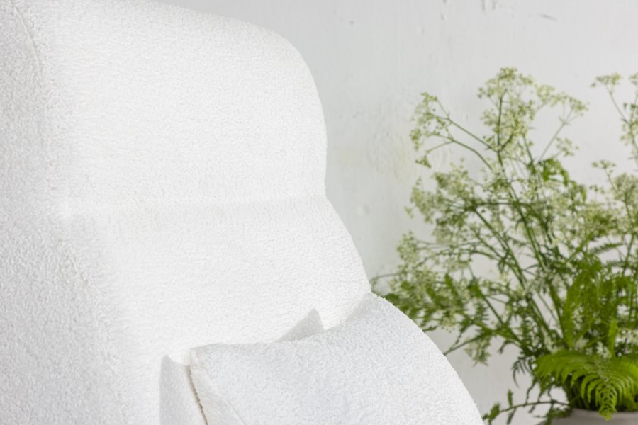 VENTURE DESIGN Bloom lenestol - hvit polyester teddystoff og hvitkalket stl