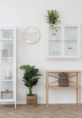 HOUSE NORDIC Brisbane smalt vitrineskap, med 1 glassdr og 3 hyller - hvitt stl