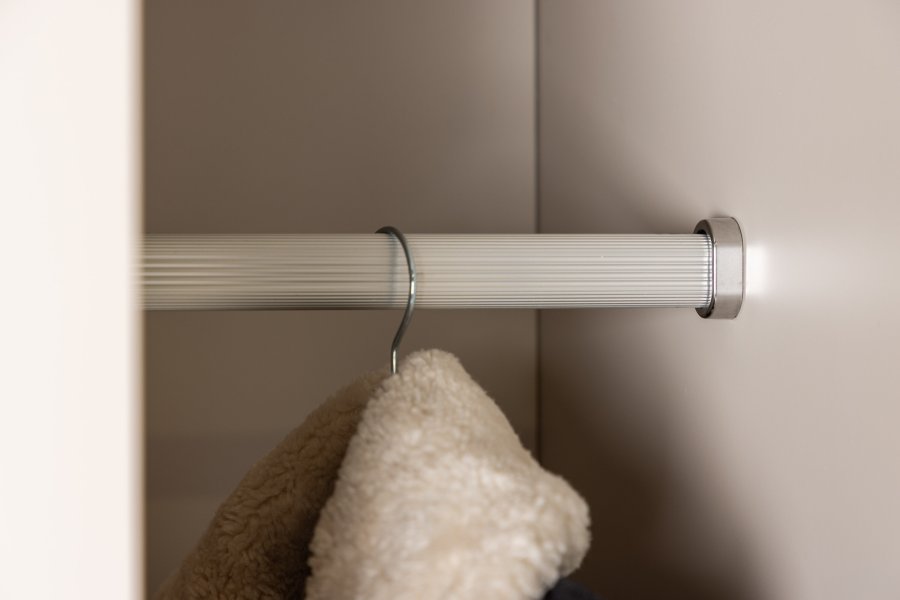 VENTURE DESIGN Nice garderobeskab, m. 2 lger, 1 bjlestang og 1 hylde - beige melamin