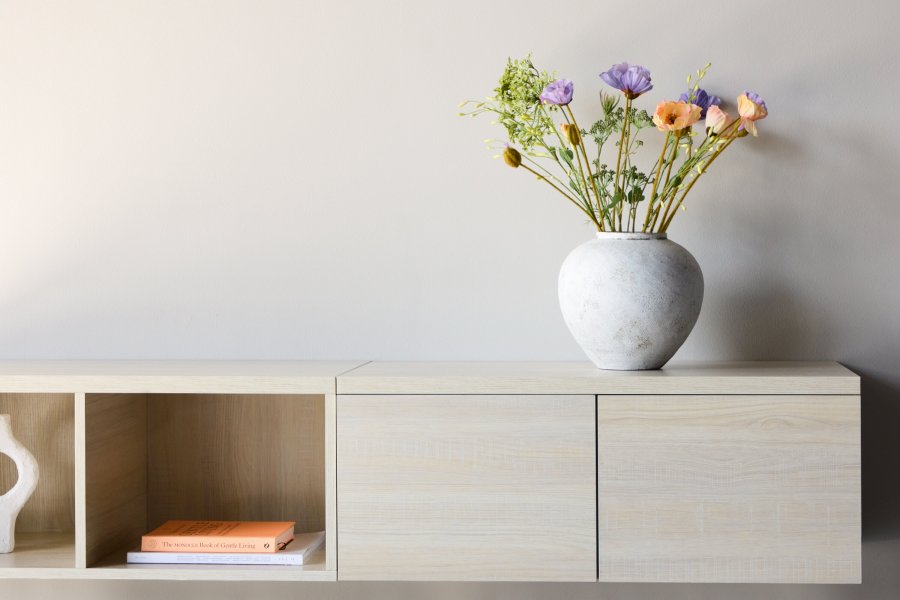 VENTURE DESIGN Nomi vghngt TV-bord, m. 2 bne rum og 2 skuffer - hvidkalket MDF (180x35)