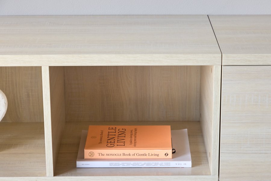 VENTURE DESIGN Nomi vghngt TV-bord, m. 2 bne rum og 2 skuffer - hvidkalket MDF (180x35)