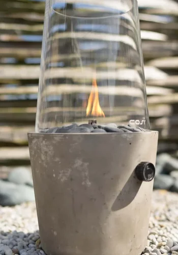 COSI FIRES Cosiscoop Zement-Gaslaterne, rund, mit Glas und Kieselsteinen – Beton (H:39)