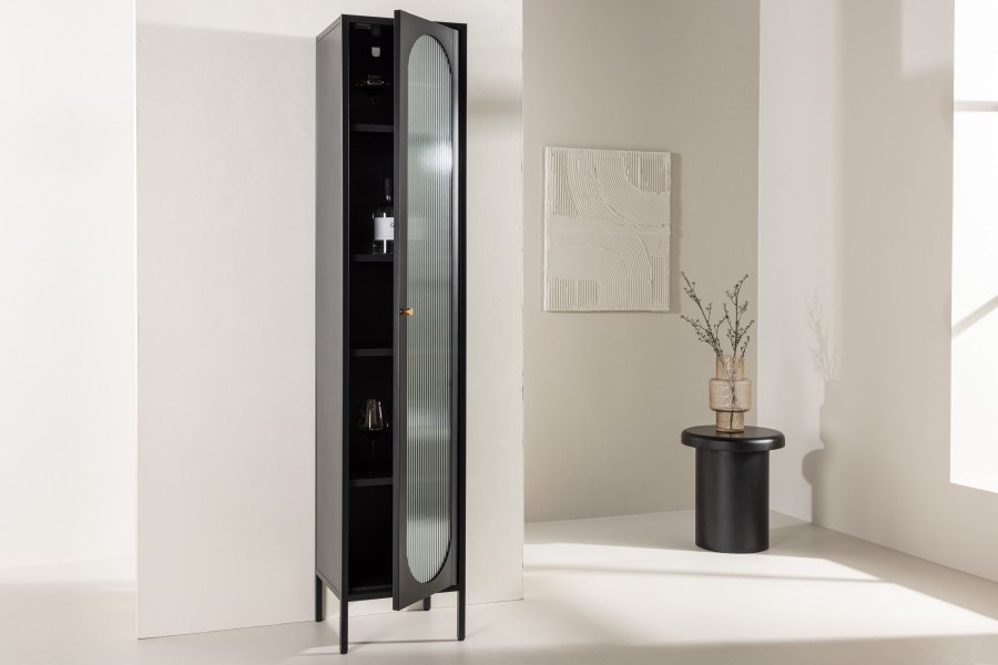 VENTURE DESIGN Cali Schrank, mit 1 Tür und 4 Regalen – Glas und schwarzer Stahl