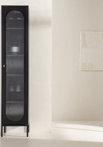 VENTURE DESIGN Cali Schrank, mit 1 Tür und 4 Regalen – Glas und schwarzer Stahl