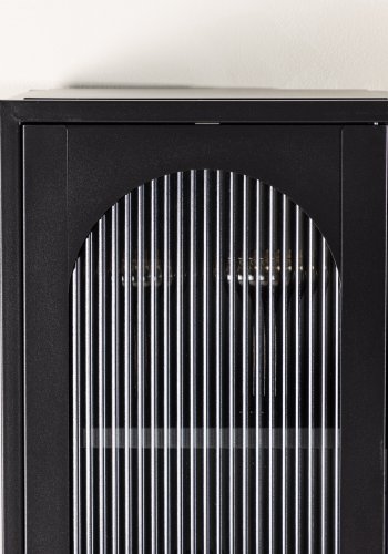 VENTURE DESIGN Cali Schrank, mit 1 Tür und 4 Regalen – Glas und schwarzer Stahl