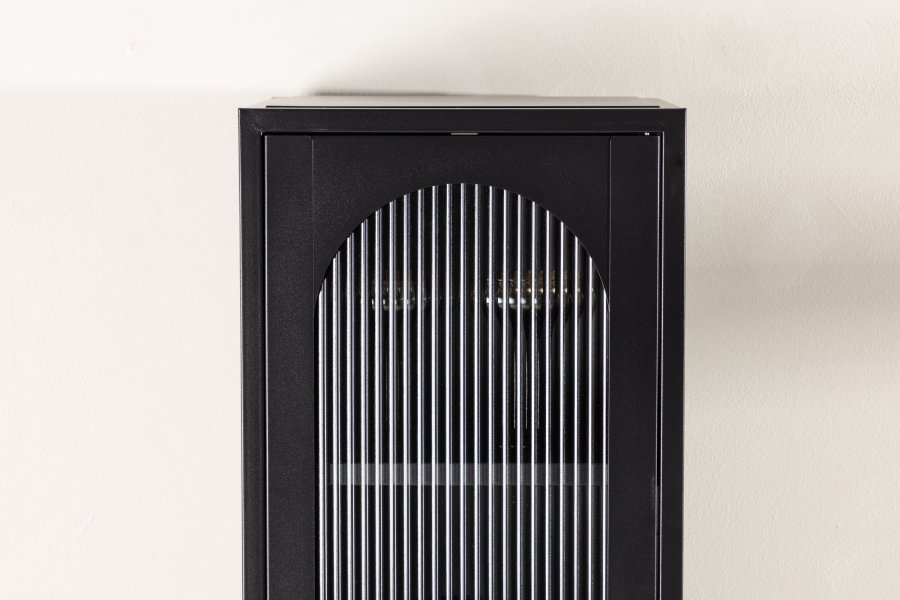 VENTURE DESIGN Cali Schrank, mit 1 Tür und 4 Regalen – Glas und schwarzer Stahl