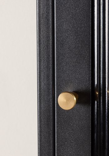 VENTURE DESIGN Cali Schrank, mit 1 Tür und 4 Regalen – Glas und schwarzer Stahl