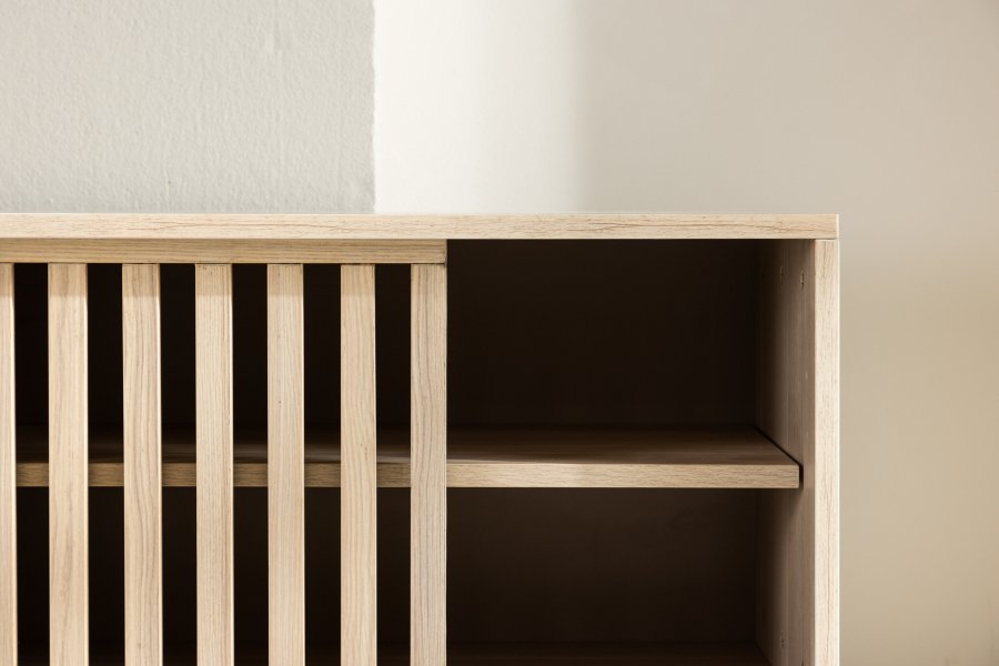 VENTURE DESIGN Lugo TV-benk, m. 2 skyvedrer og hylle - hvitkalket melamin (180x40)