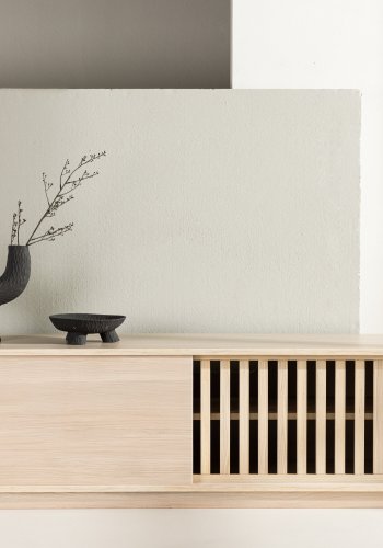 VENTURE DESIGN Lugo TV-benk, m. 2 skyvedrer og hylle - hvitkalket melamin (180x40)