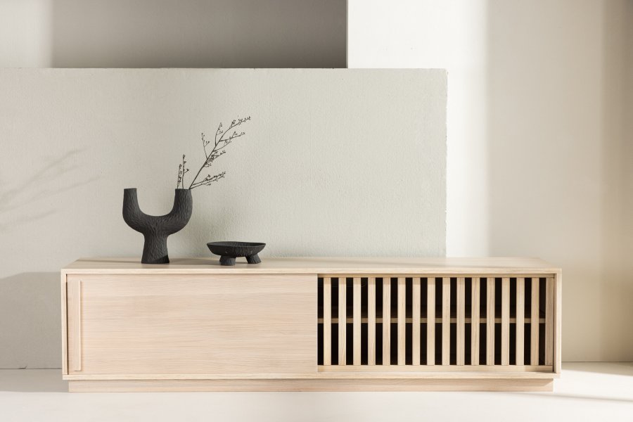 VENTURE DESIGN Lugo TV-benk, m. 2 skyvedrer og hylle - hvitkalket melamin (180x40)