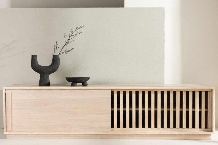 VENTURE DESIGN Lugo TV-benk, m. 2 skyvedrer og hylle - hvitkalket melamin (180x40)