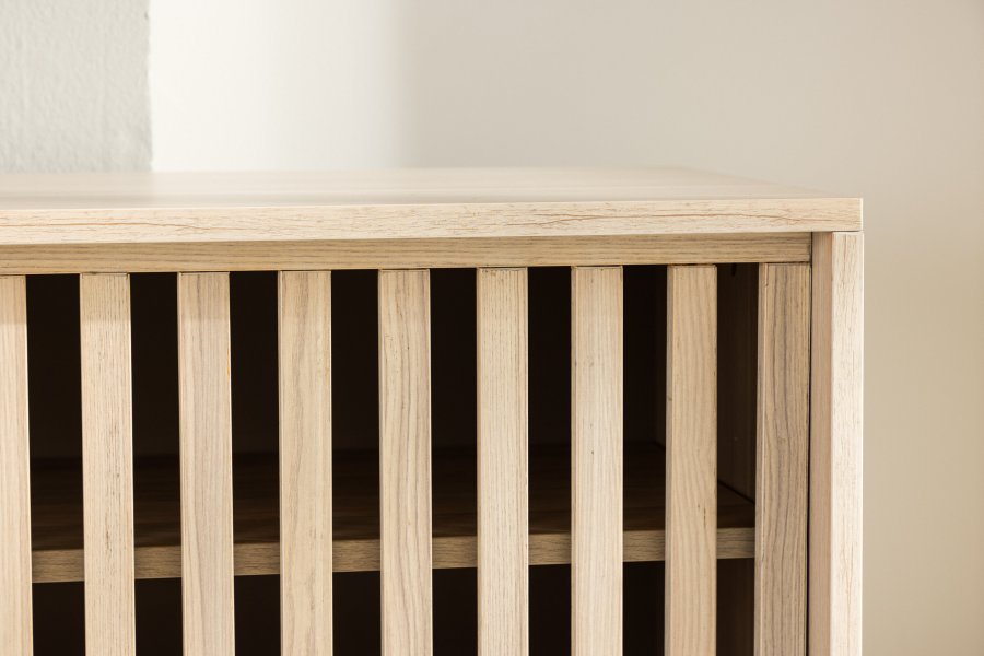 VENTURE DESIGN Lugo TV-benk, m. 2 skyvedrer og hylle - hvitkalket melamin (180x40)