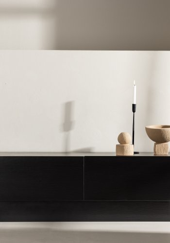 VENTURE DESIGN Cuenca TV-benk, m. 2 drer og hylle - svart glass og melamin (160x47)