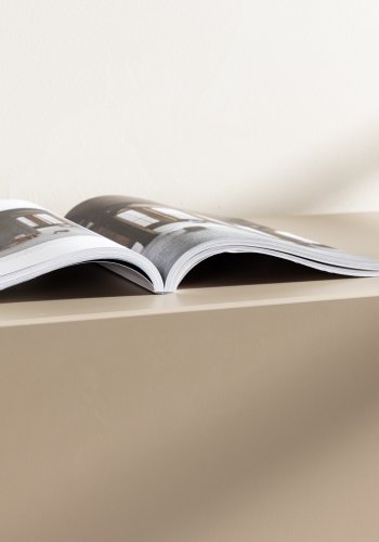 VENTURE DESIGN Cuenca TV-benk, m. 2 drer og hylle - svart glass og beige melamin (160x47)