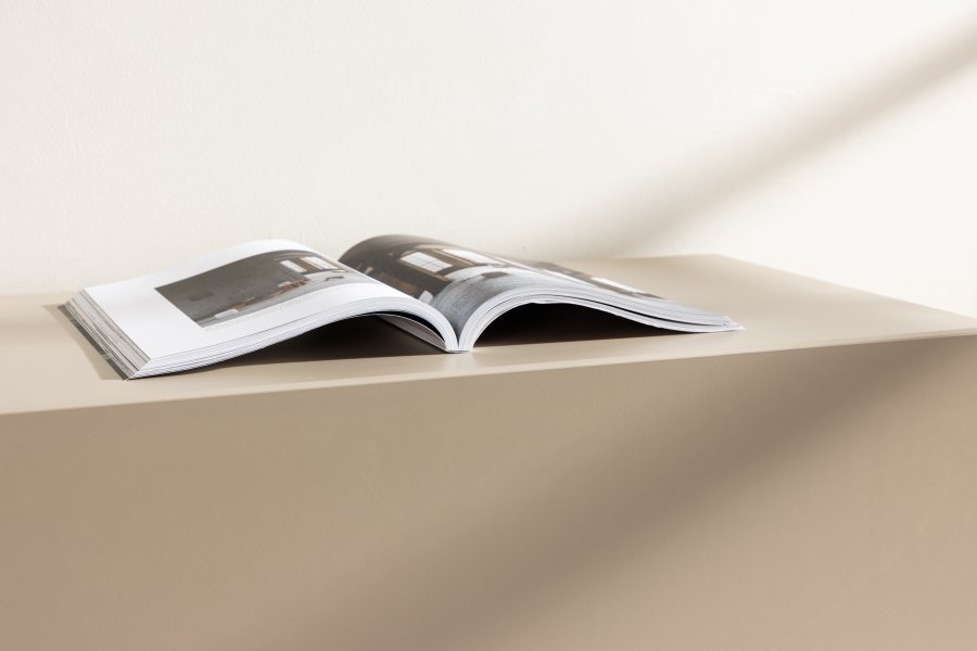 VENTURE DESIGN Cuenca TV-benk, m. 2 drer og hylle - svart glass og beige melamin (160x47)