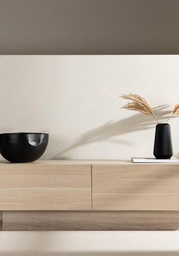 VENTURE DESIGN Cuenca TV-b�nk, m. 2 l�ger og hylde - klar glas og hvidvasket melamin (160x47)