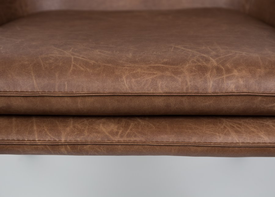 WHITE LABEL LIVING Bon loungestol, med armlener - brunt kunstskinn og metall