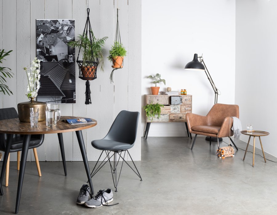 WHITE LABEL LIVING Bon loungestol, med armlener - brunt kunstskinn og metall