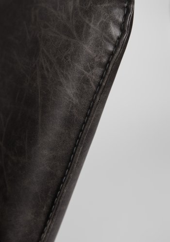 WHITE LABEL LIVING Bon loungestol, med armlener - mrkegrtt kunstskinn og metall