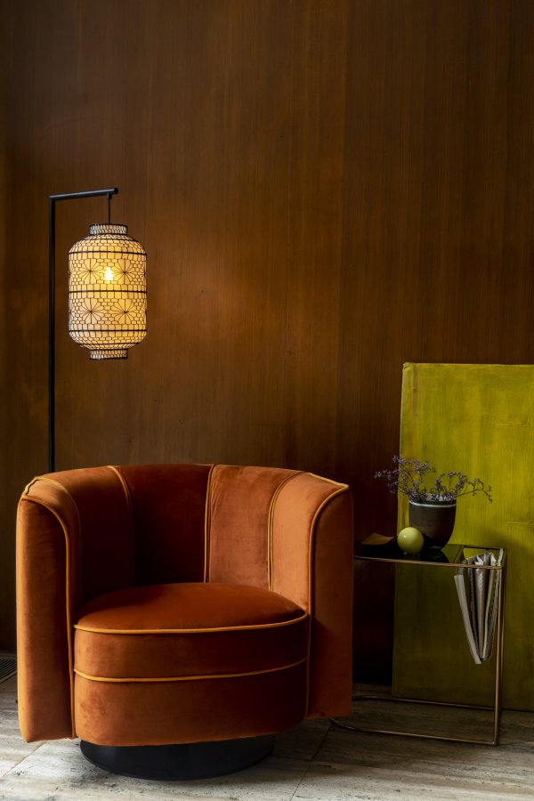 DUTCHBONE Flower Loungesessel mit Armlehnen – orangefarbener Samtstoff und schwarzer Stahl