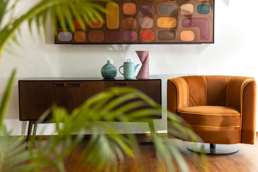 DUTCHBONE Flower Loungesessel mit Armlehnen – orangefarbener Samtstoff und schwarzer Stahl