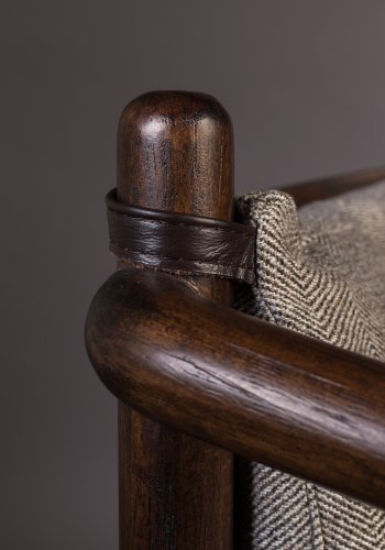 DUTCHBONE Torrance lenestol, med armlener - lys gr fiskebeins polyester og valnttfarget tre