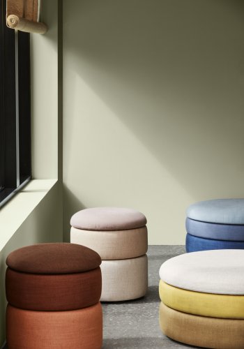 BROSTE COPENHAGEN Pond Pouf, rund – ockerfarbener Stoff (68)