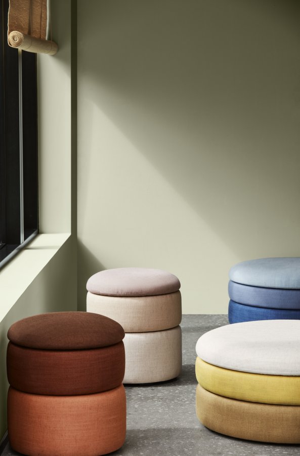 BROSTE COPENHAGEN Pond Pouf, rund – ockerfarbener Stoff (68)