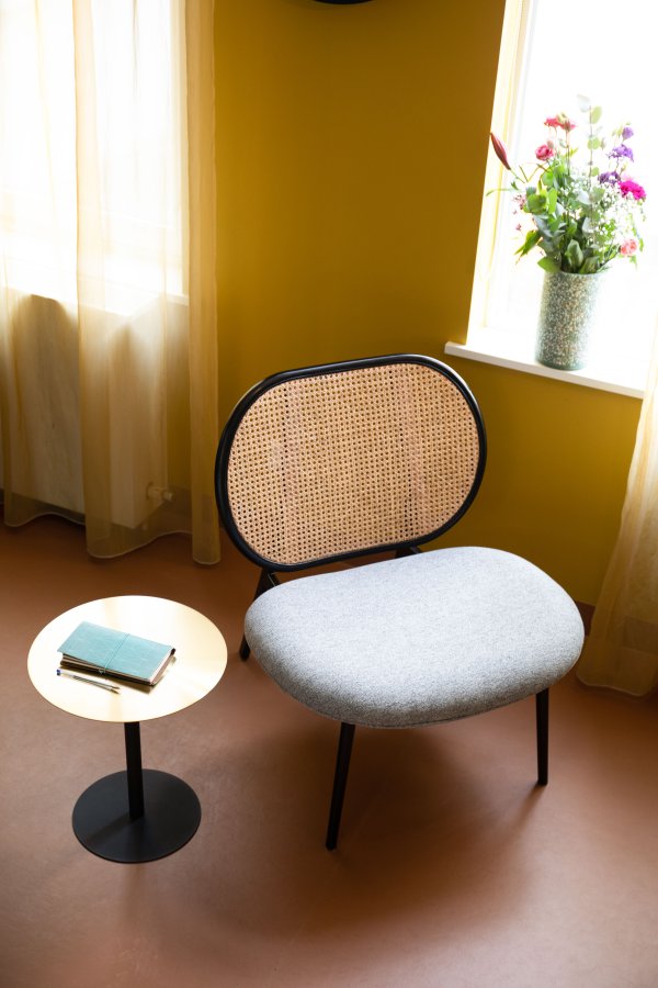 ZUIVER Spike loungestol - naturlig rotting, gr polyester og sort stl