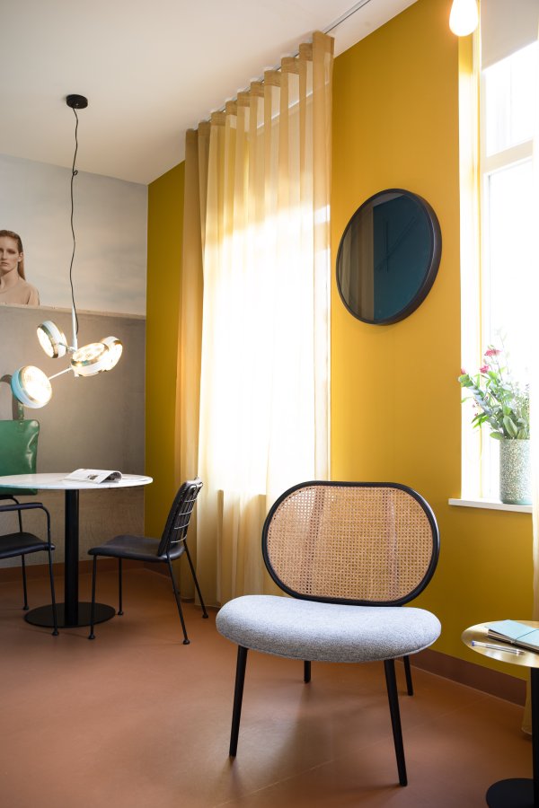 ZUIVER Spike loungestol - naturlig rotting, gr polyester og sort stl