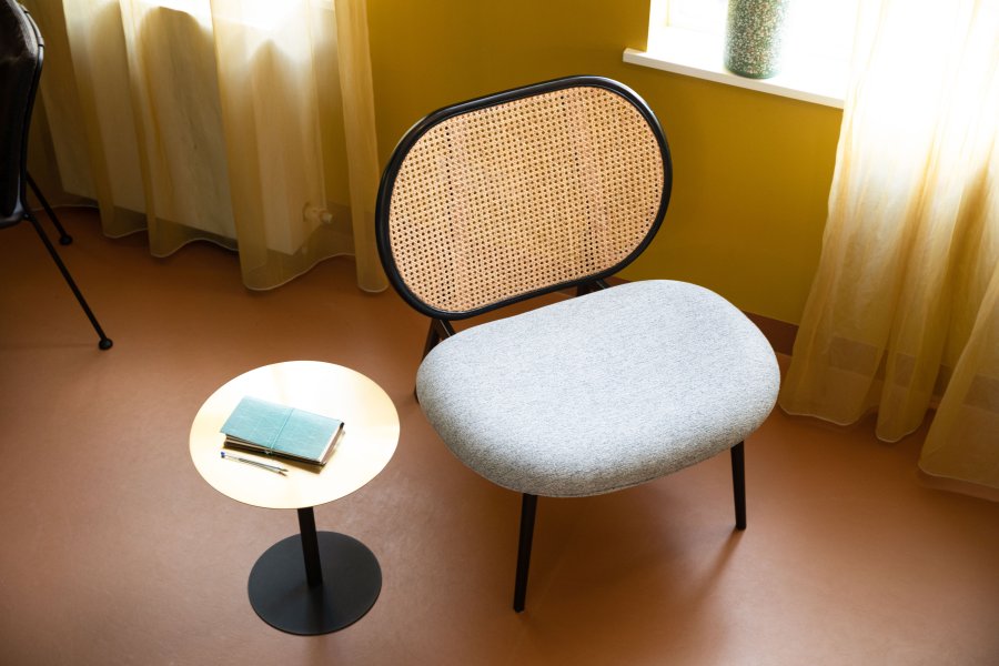 ZUIVER Spike loungestol - naturlig rotting, gr polyester og sort stl