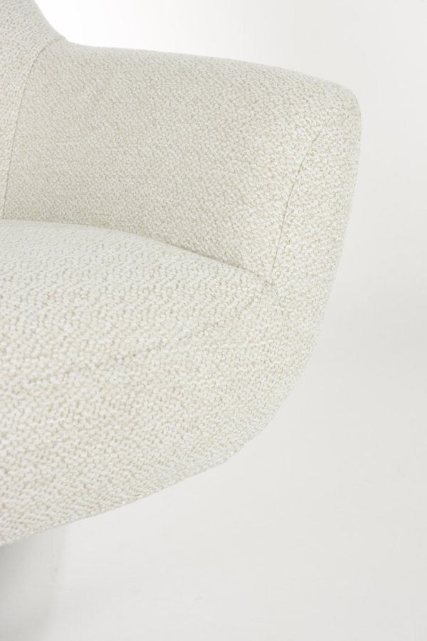 WHITE LABEL LIVING Yuki loungestol, med armlener - off-white stoff