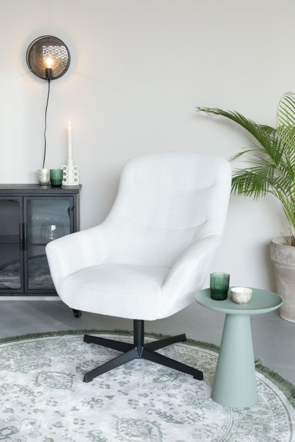 WHITE LABEL LIVING Yuki loungestol, med armlener - off-white stoff