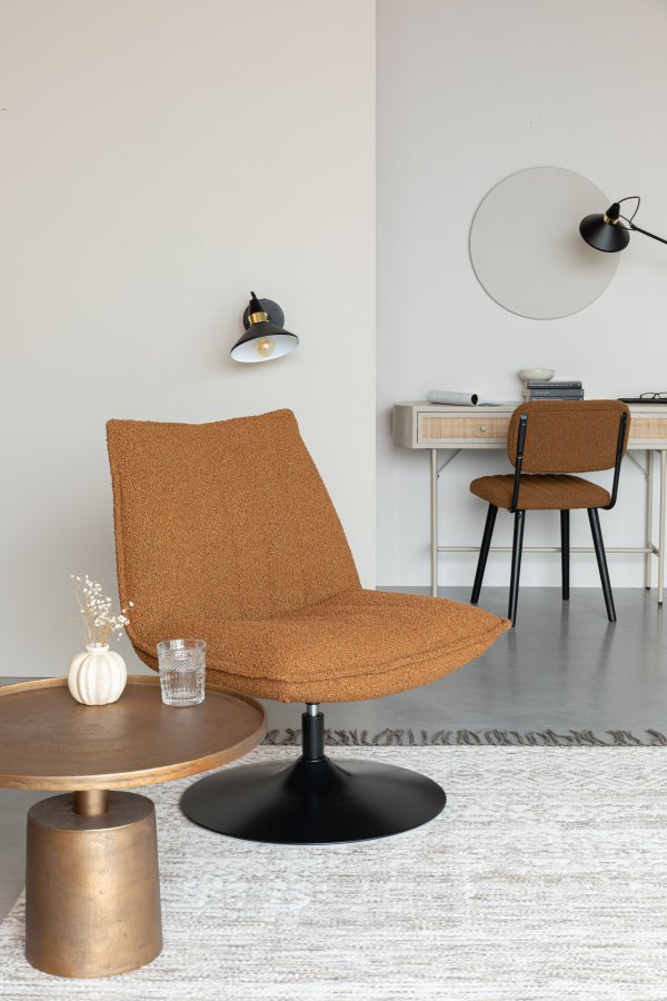 WHITE LABEL LIVING Jax loungestol - oker bouclé og metall