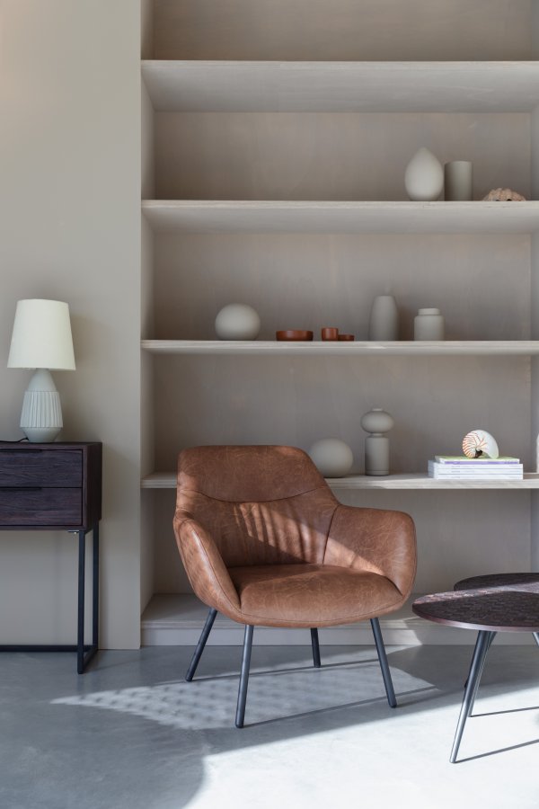 WHITE LABEL LIVING Dude lenestol, m. armlen - vintage brun PU og stl