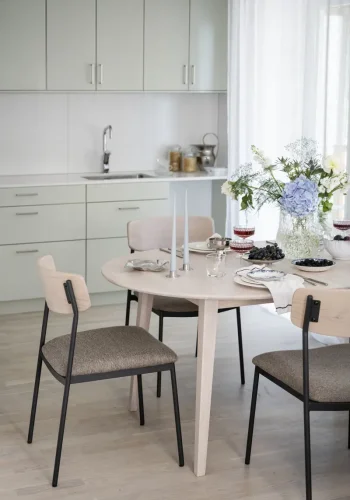 ROWICO Maymont spisestuestol, stablebar - mrk beige stoff, hvitpigmentert eik og sort metall