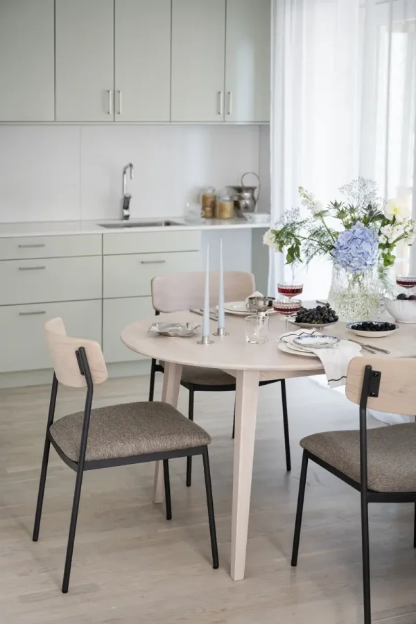 ROWICO Maymont spisestuestol, stablebar - mrk beige stoff, hvitpigmentert eik og sort metall