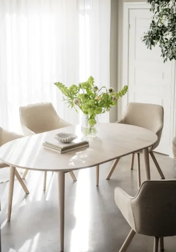 ROWICO Alison spisebordsstol, drejelig, m. armln - lys beige stof og hvidpigmenteret egetr