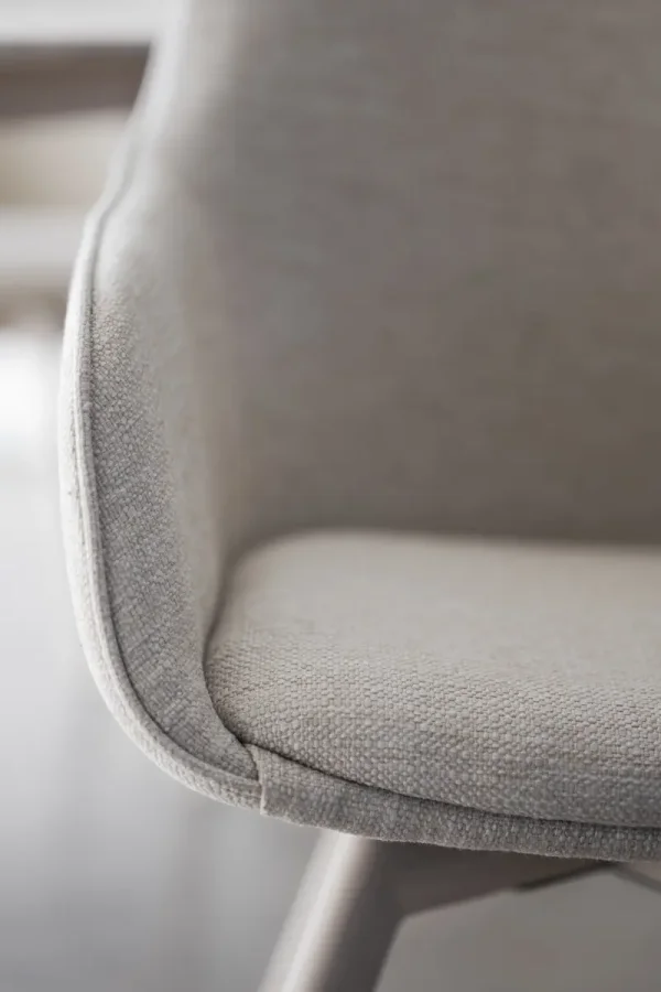 ROWICO Alison spisebordsstol, drejelig, m. armln - lys beige stof og hvidpigmenteret egetr