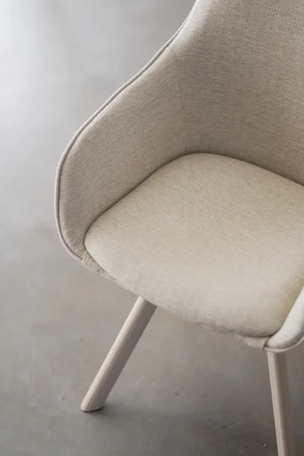 ROWICO Alison spisebordsstol, drejelig, m. armln - lys beige stof og hvidpigmenteret egetr