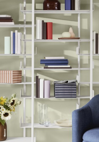 BROSTE COPENHAGEN Nobuko Mittelgroße Beine für selbstgebautes Bücherregal – weißes Eisen (2er-Set)