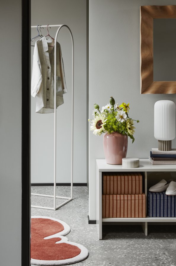 BROSTE COPENHAGEN Archie Kleiderständer, mit Spiegel – Spiegelglas und Weißmetall