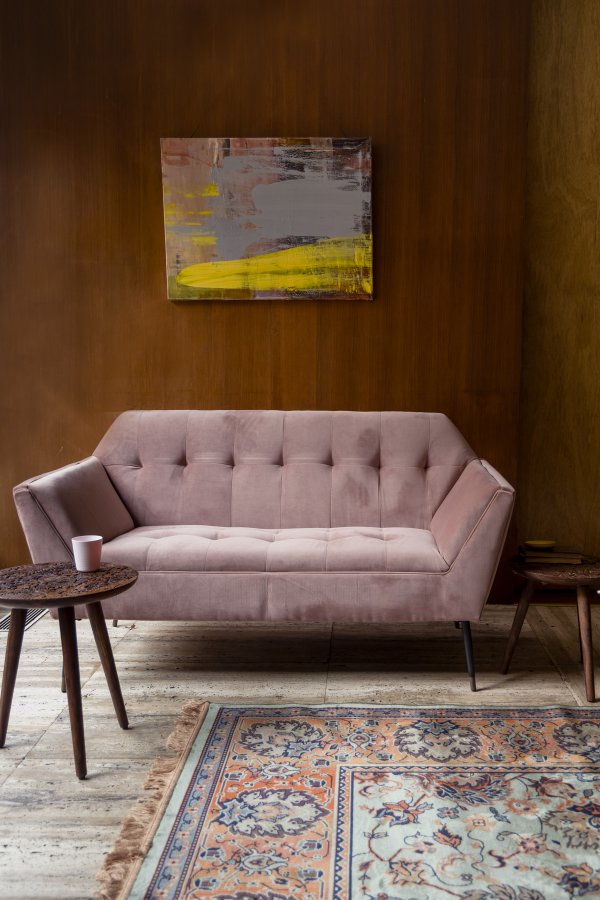 DUTCHBONE Kate 2-seters sofa - rosa leire flyelsstoff og svart jern