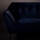 DUTCHBONE Kate 2-seters sofa - dypbl flyelsstoff og svart jern