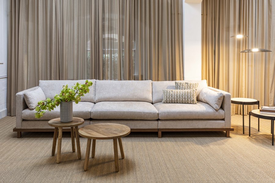 ZUIVER Blossom 4,5-seters sofa - ekte stoff og eik