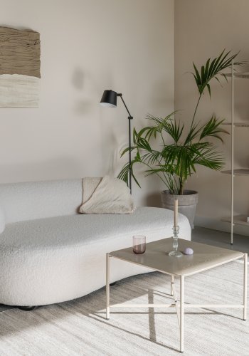 WHITE LABEL LIVING Noxx sofa - hvit polyester og MDF