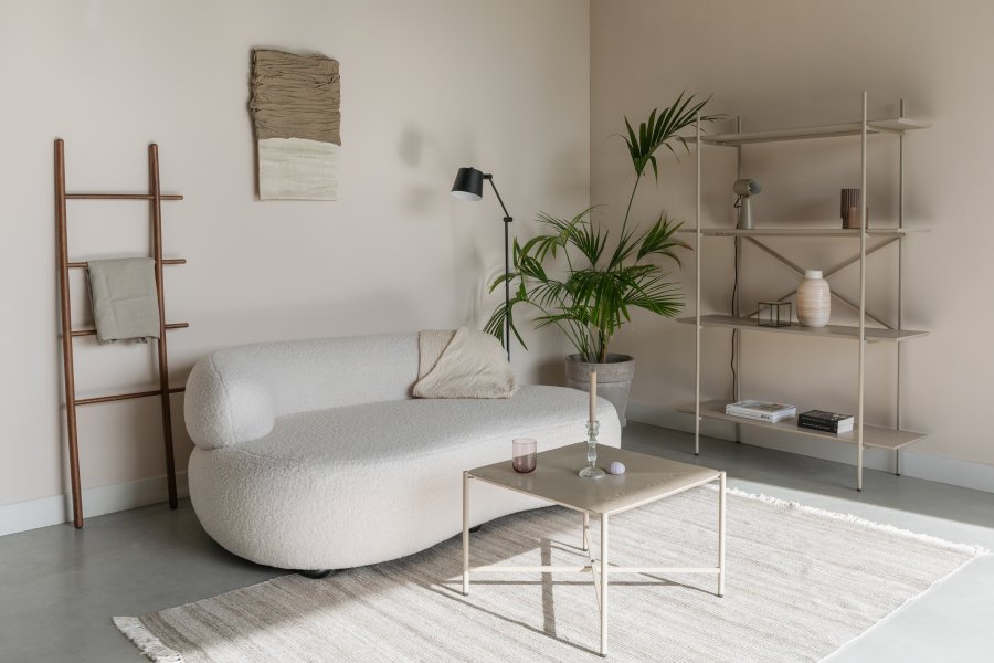 WHITE LABEL LIVING Noxx sofa - hvit polyester og MDF