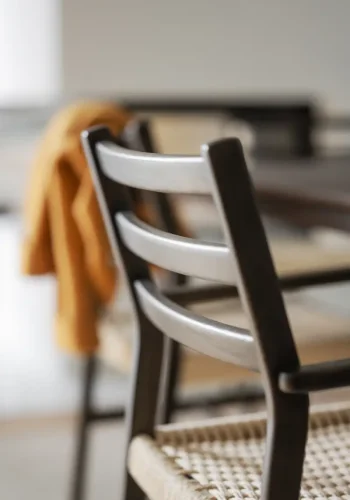 ROWICO Harlan spisebordstol, m. armlener - lys beige papirsnor og brun eik