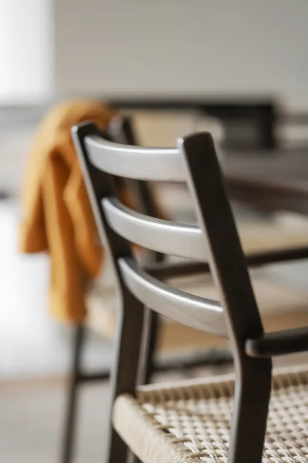 ROWICO Harlan spisebordstol, m. armlener - lys beige papirsnor og brun eik