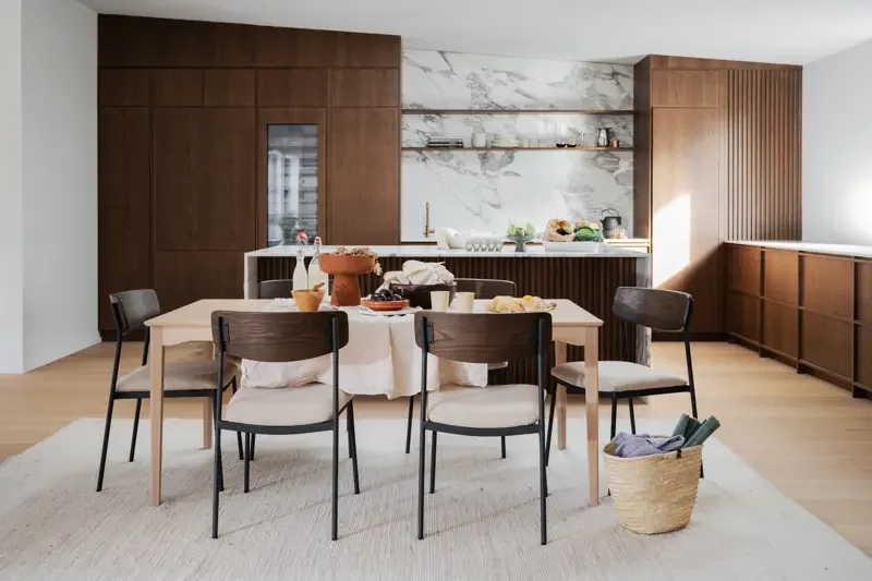 ROWICO Maymont spisestuestol, stablebar - lys beige stoff, brun eik og svart metall